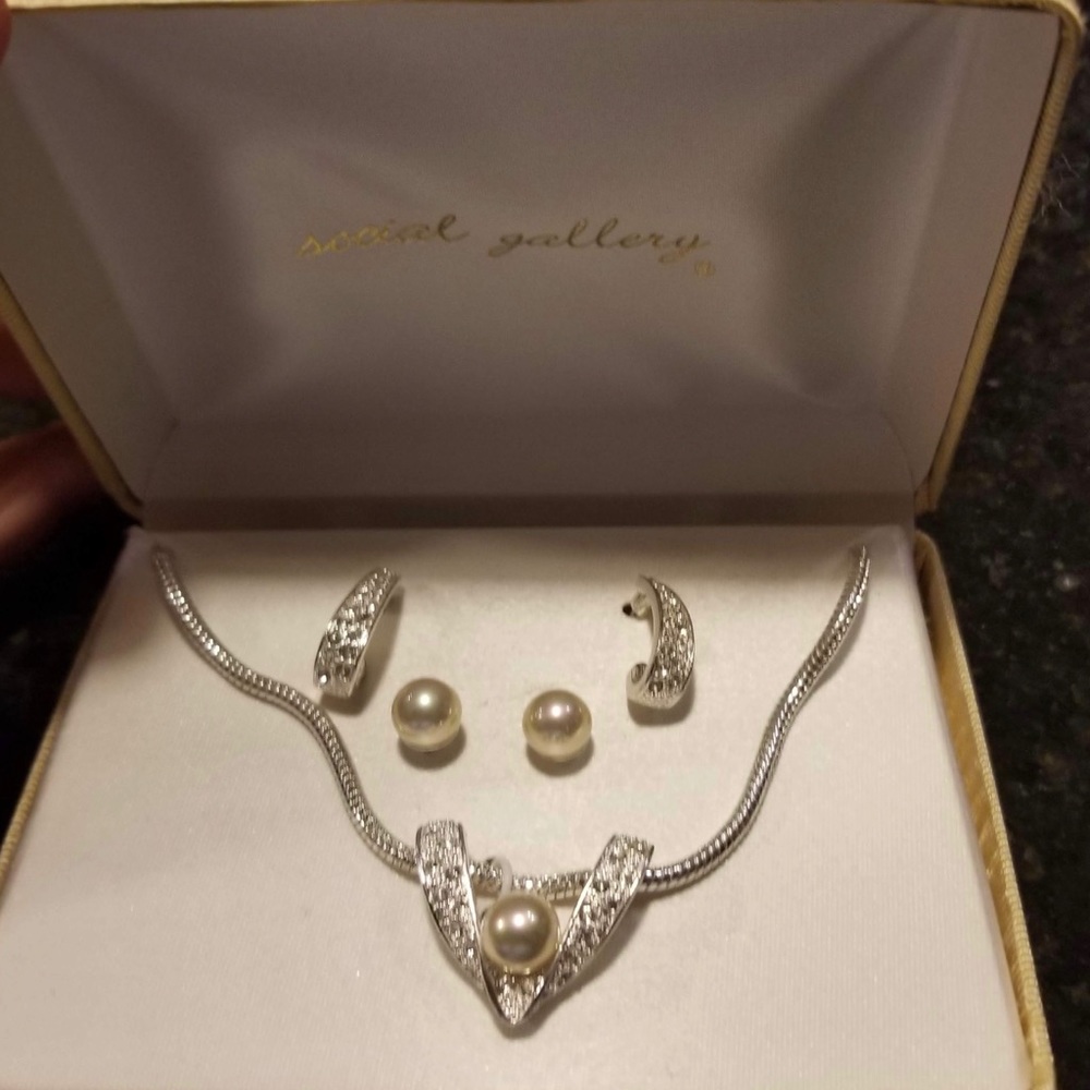 Social Gallery Necklace & 2 Pairs Earrings Set